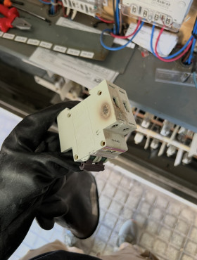  - Cambio de termomagnética quemada